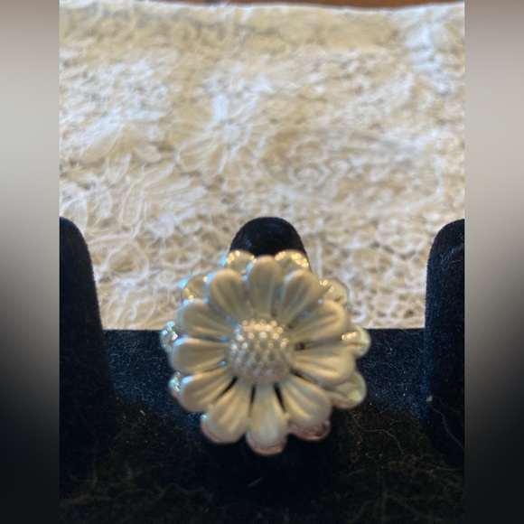 Sterling Flower Ring Sz 7 Like new shiny & matte petals 1” flower GORGEOUS - Picture 2 of 8